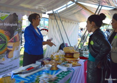 Marja Bastiaansen bij Bastiaansen Bio Kaas. De Herfstkaas is weer verkrijgbaar.